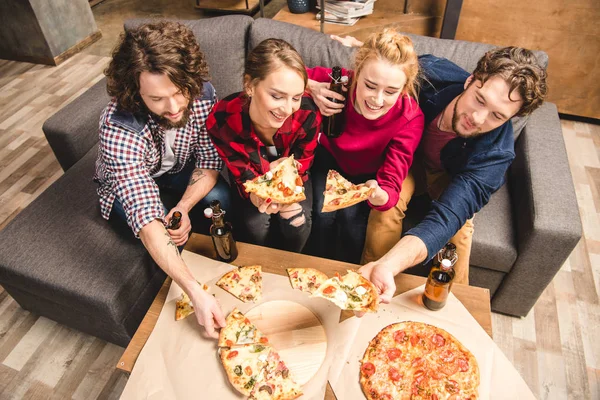 Lykkelige venner som nyter pizza – stockfoto