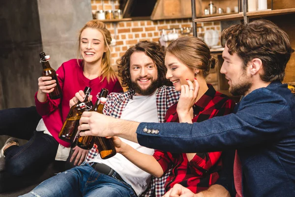 Lykkelige venner som drikker øl – stockfoto