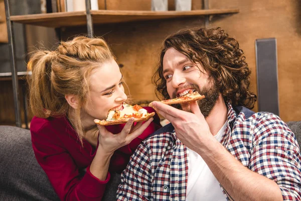 Casal comer pizza — Fotografia de Stock