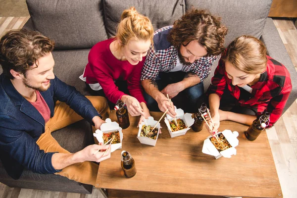 Vänner äta nudlar — Stockfoto