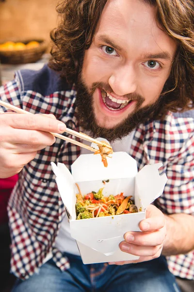 Homem comendo macarrão — Fotografia de Stock