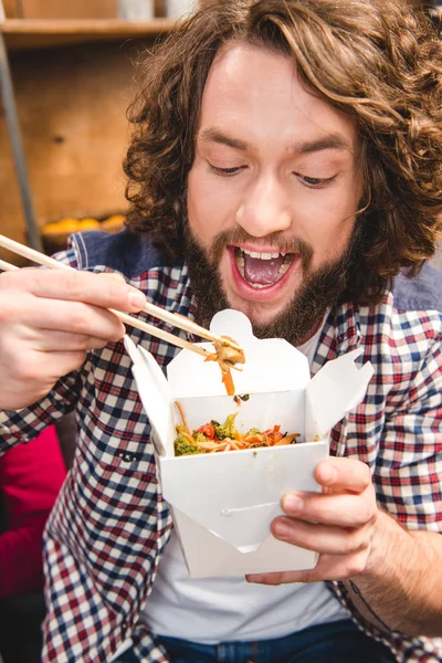 Homem comendo macarrão — Fotografia de Stock