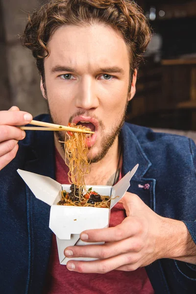 남자 먹는 국수 — 스톡 사진