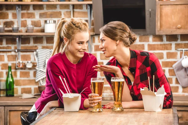 Mulheres felizes com macarrão e cerveja — Fotografia de Stock