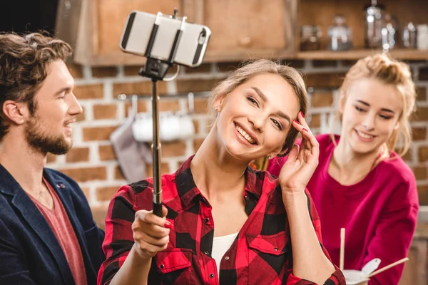 Kvinna som tar selfie — Stockfoto