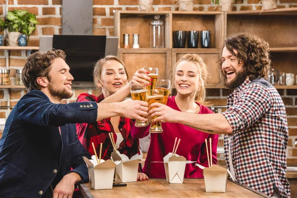 Šťastní přátelé pijí pivo — Stock fotografie