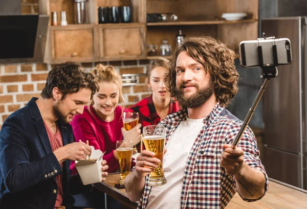 Mannen med selfie — Stockfoto