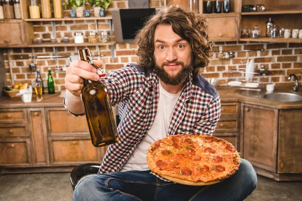 Mand med øl og pizza - Stock-foto