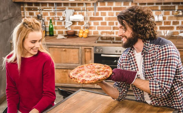 Young couple together at kitchen — Stock Photo, Image