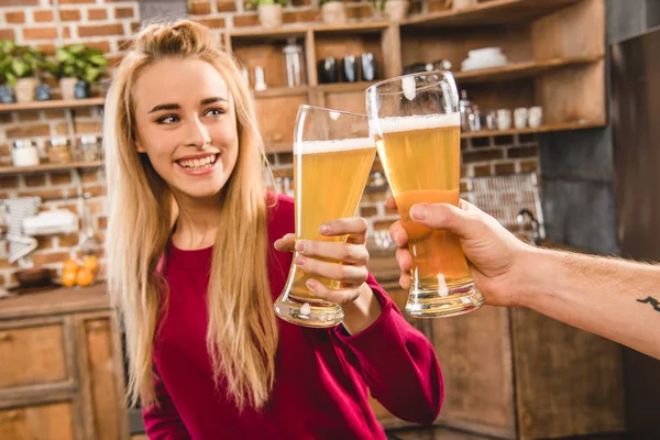 Frau stößt mit Bier an — Stockfoto
