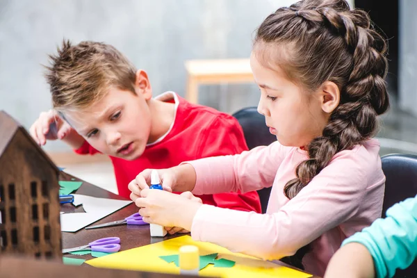 Crianças em idade escolar fazendo applique — Fotografia de Stock