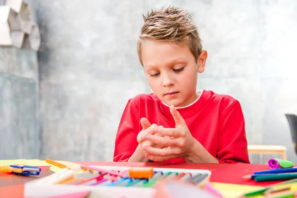 Escolar brincando com plasticina — Fotografia de Stock