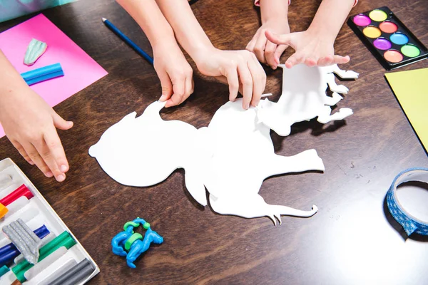 Children making animals from paper — Stock Photo, Image