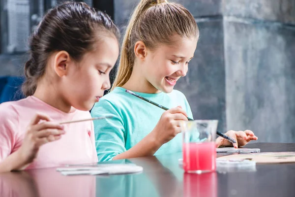 Kinder malen auf Papier — Stockfoto