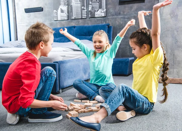Fa blokkokkal játszó gyerekek — Stock Fotó