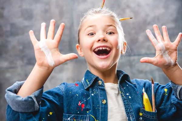 Estudante artista com rosto pintado — Fotografia de Stock