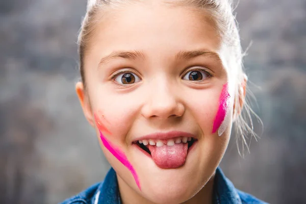 Schoolmeisje kunstenaar met geschilderde gezicht — Stockfoto