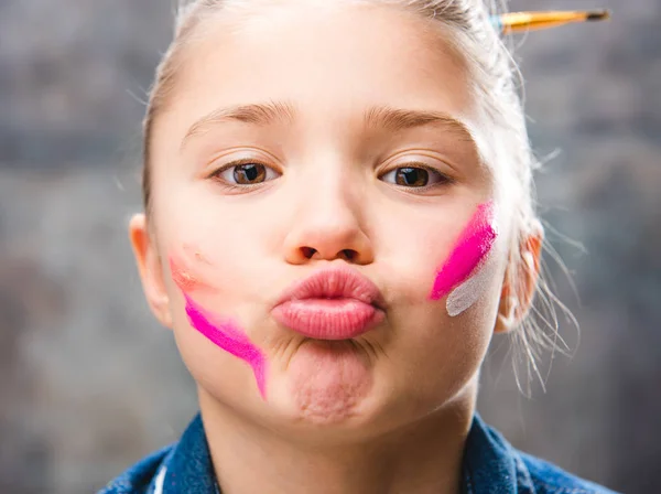 Schoolmeisje kunstenaar met geschilderde gezicht — Stockfoto