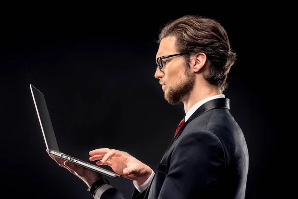 Homem de negócios usando laptop — Fotografia de Stock