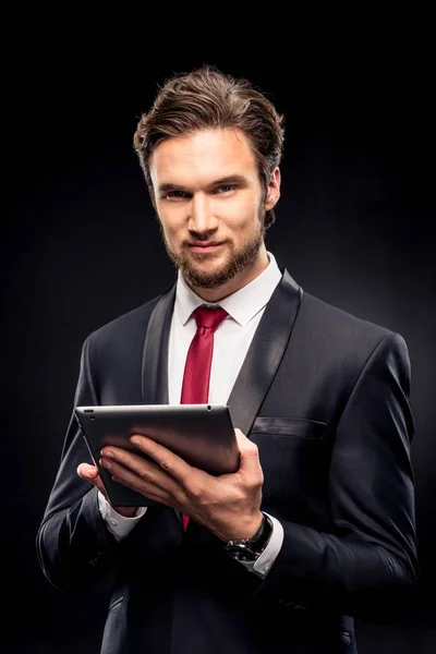 Geschäftsmann mit digitalem Tablet — Stockfoto