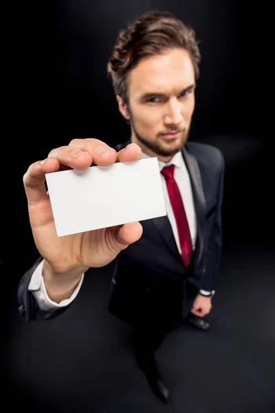 Empresário mostrando cartão — Fotografia de Stock