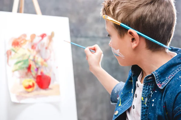 Little artist painting — Stock Photo, Image