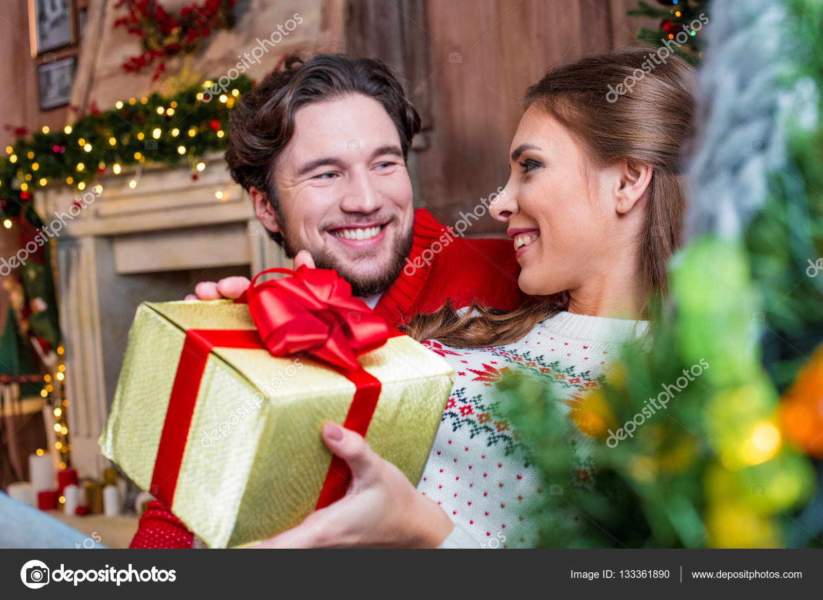 Regali Di Natale Per Giovani Coppie.Coppie Felici Con Il Regalo Di Natale Foto Stock C Dmitrypoch 133361890