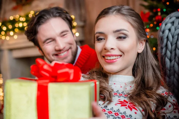 Happy couple with christmas present — Stock Photo, Image