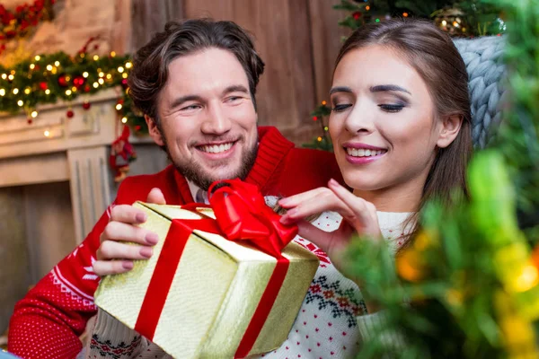 Lyckliga par med julklapp — Stockfoto