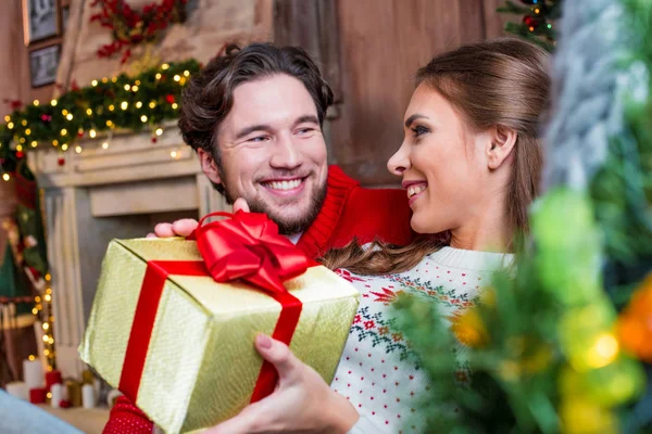 Casal feliz com presente de Natal — Fotografia de Stock