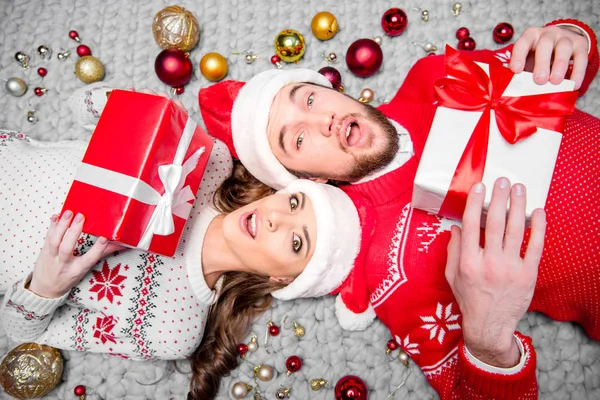 Casal feliz com caixas de presente — Fotografia de Stock