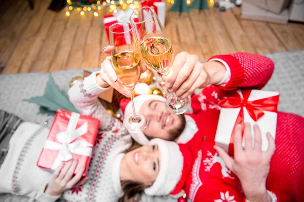 Paar stößt mit Sektgläsern an — Stockfoto