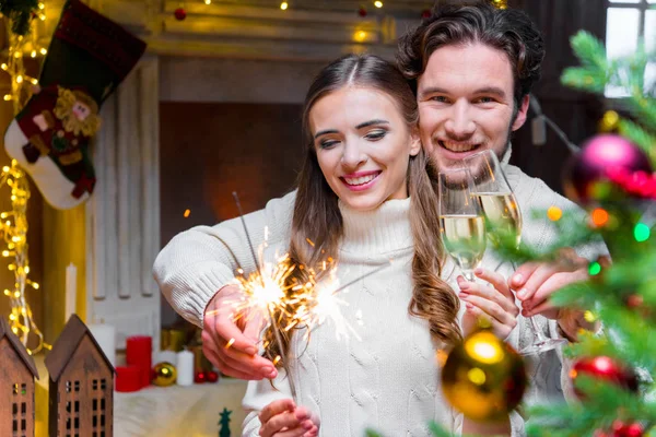 Casal segurando sparklers — Fotografia de Stock