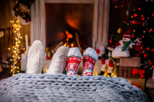 Beine in warmen Socken — Stockfoto