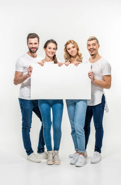 Amigos segurando cartão em branco — Fotografia de Stock