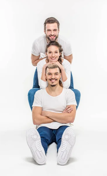 Jonge vrienden glimlachend op camera — Stockfoto