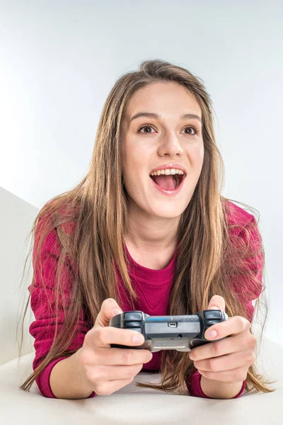 Vrouw speelt met joystick — Stockfoto