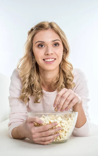 Sorrindo mulher comendo pipocas — Fotos gratuitas