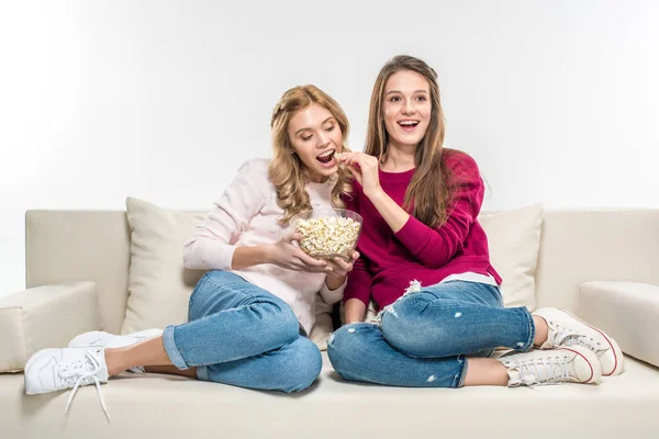Amici che mangiano popcorn sul divano — Foto Stock