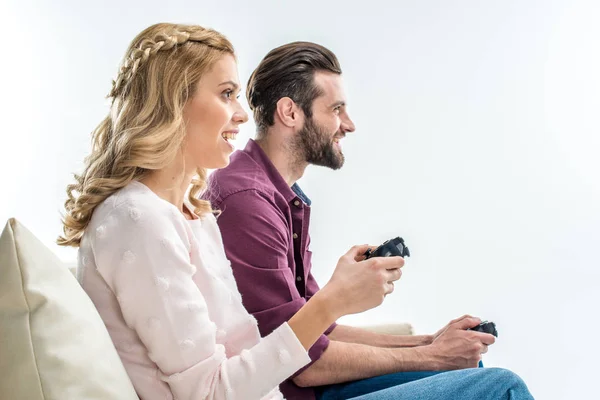 Sorrindo casal brincando com joysticks — Fotografia de Stock