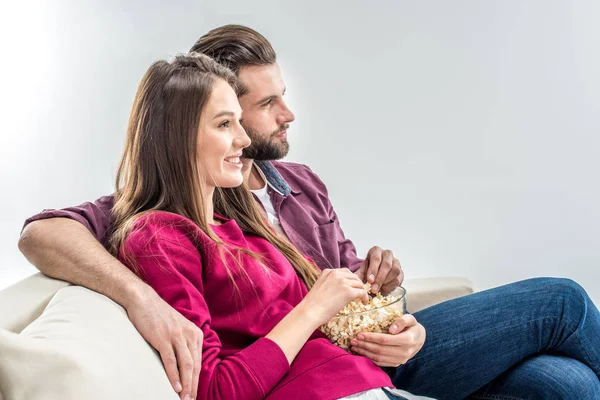 Junges Paar isst Popcorn — Stockfoto