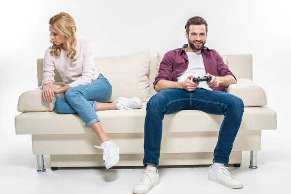 Beleidigte Frau und Mann spielen mit Steuerknüppel — Stockfoto