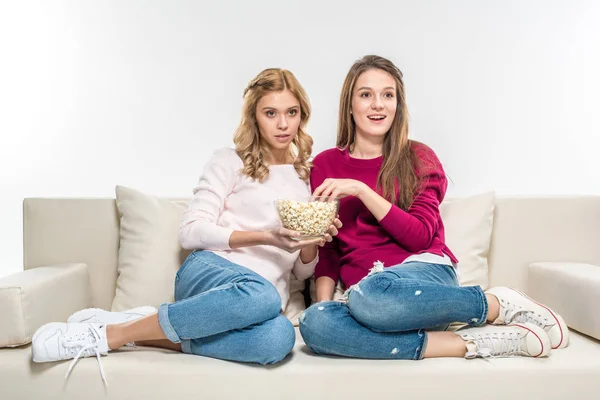 Друзья едят попкорн на диване — стоковое фото