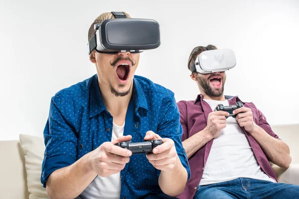 Amis dans les casques de réalité virtuelle — Photo