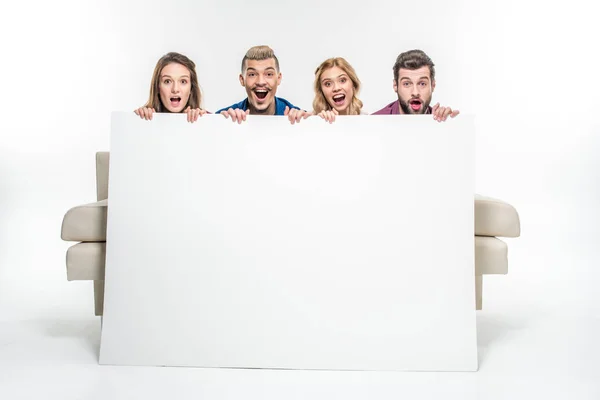 Amigos sosteniendo tarjeta en blanco — Foto de Stock