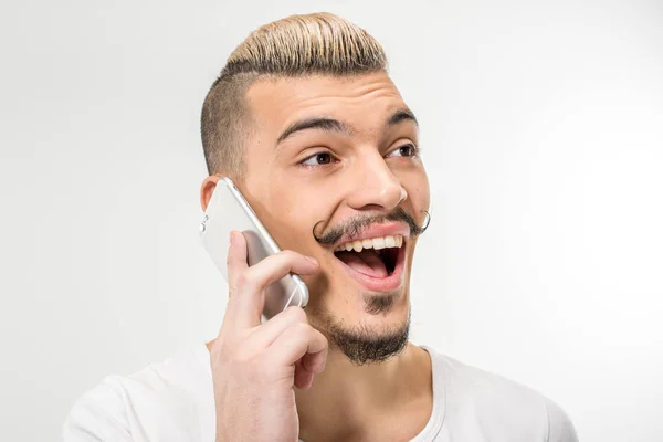 Knappe man gebruikend smartphone — Stockfoto