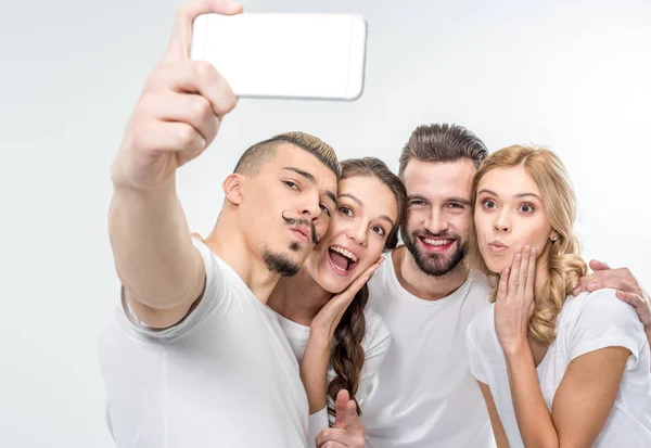 Amici felici prendendo selfie — Foto Stock