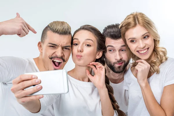 Amigos felices tomando selfie — Foto de Stock