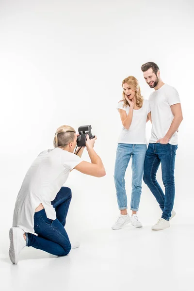 Amigos haciendo fotos — Foto de Stock