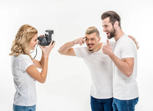 Amigos haciendo fotos — Foto de Stock